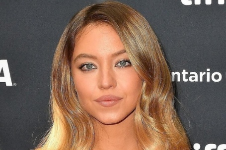 Sydney Sweeney bị chỉ trích khi treo nội y lên bảng hiệu Hollywood