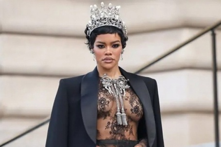 'Mỹ nhân gợi cảm nhất thế giới' nổi bật tại Tuần lễ thời trang Paris