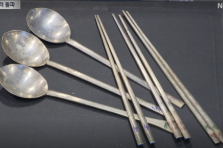 Xếp hàng bán thìa, đũa khi giá bạc lập đỉnh