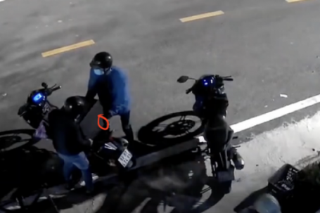 CLIP: Nhóm thanh niên phá khoá nhà dân, lấy đi két sắt và 2 cây vàng