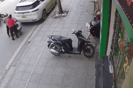 Hà Nội: Khoảnh khắc xe ô tô lùi 'mất kiểm soát' khiến 2 người thương vong trên phố Khâm Thiên