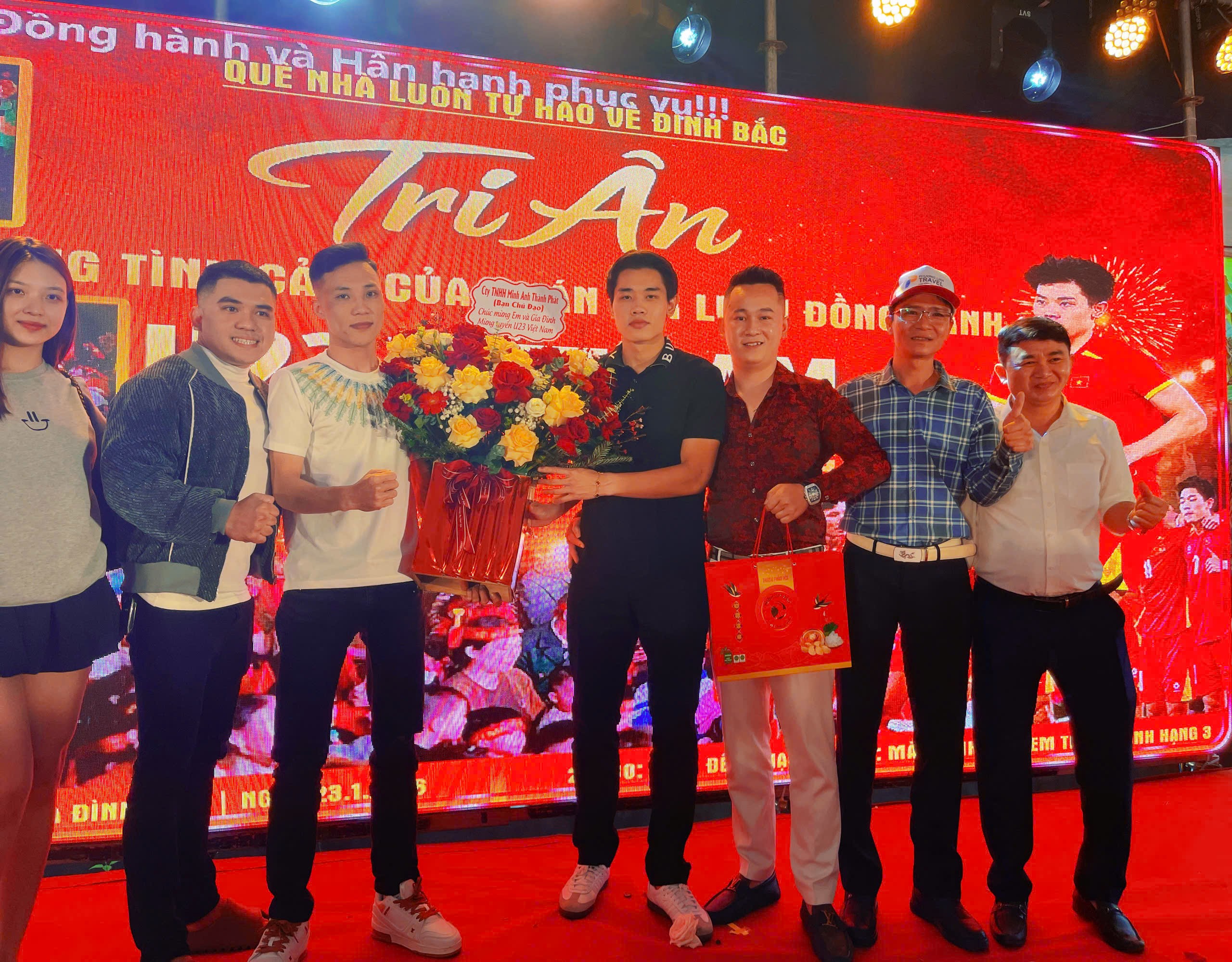 Nhiều du khách từ xa cũng lặn lội tới để được gặp gỡ, giao lưu với nam cầu thủ