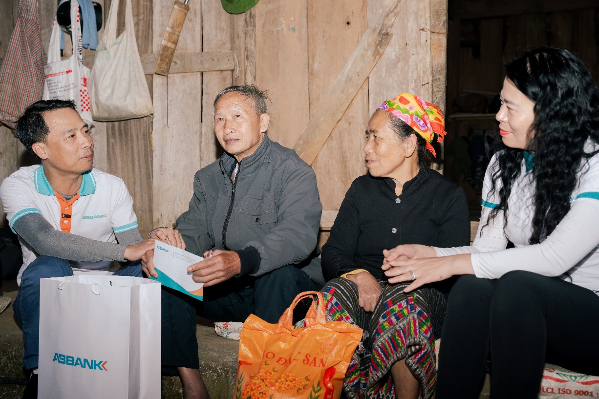 Sau chương trình, đại diện ABBANK tới thăm hỏi và trao quà Tết cho các gia đình có hoàn cảnh đặc biệt khó khăn tại xã Thông Thụ