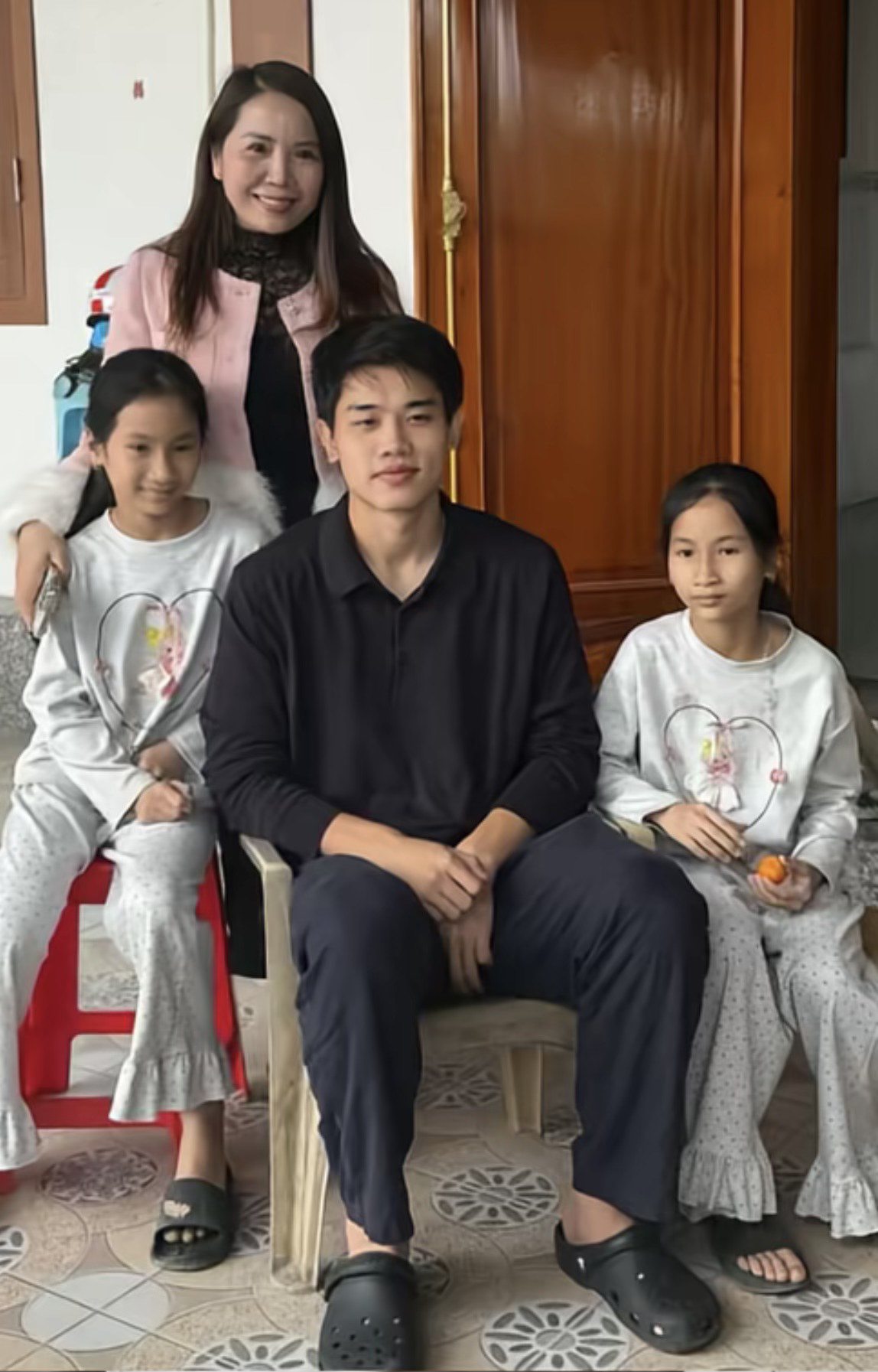 Nguyễn Đình Bắc trở về quê nhà, cùng gia đình dựng rạp mời bà con lối xóm 100 mâm cỗ