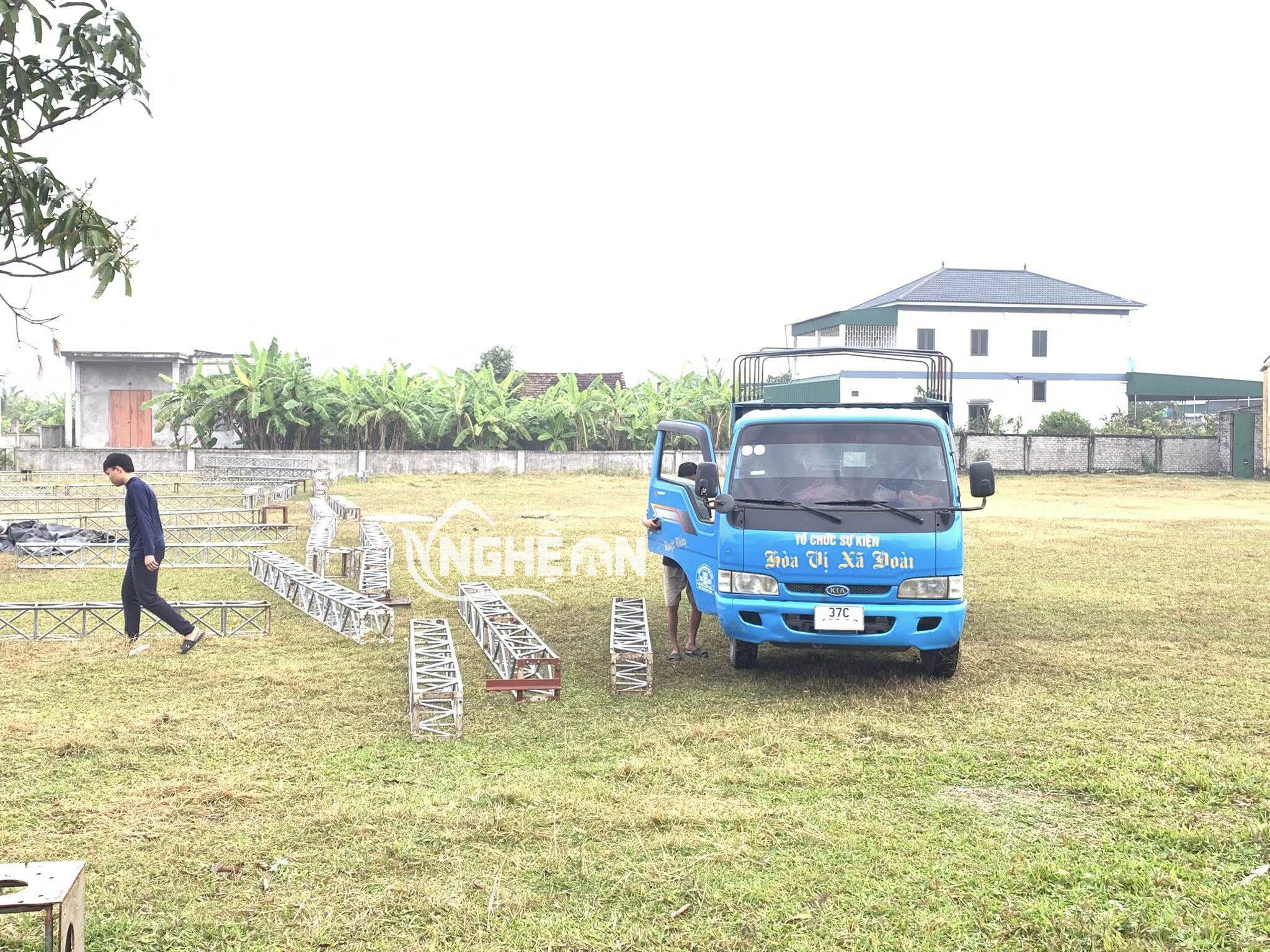 Nguyễn Đình Bắc trở về quê nhà, cùng gia đình dựng rạp mời bà con lối xóm 100 mâm cỗ