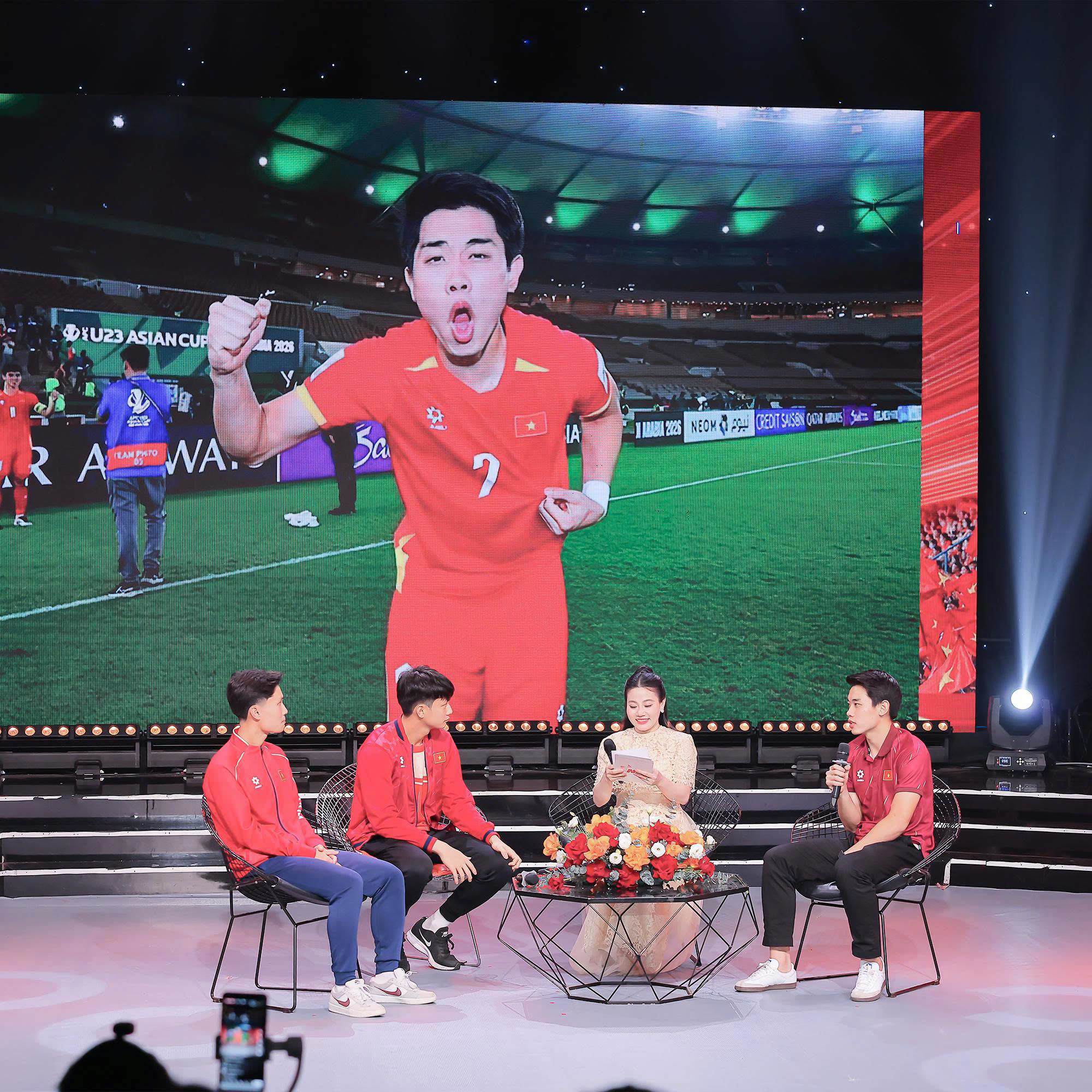 Chương trình chiếu lại những hình ảnh đáng nhớ của Văn Bắc tại giải U23 châu Á và hình ảnh của thủ môn Cao Văn Bình được cộng đồng mạng Hàn Quốc so sánh giống&nbsp;Cha Eun Woo