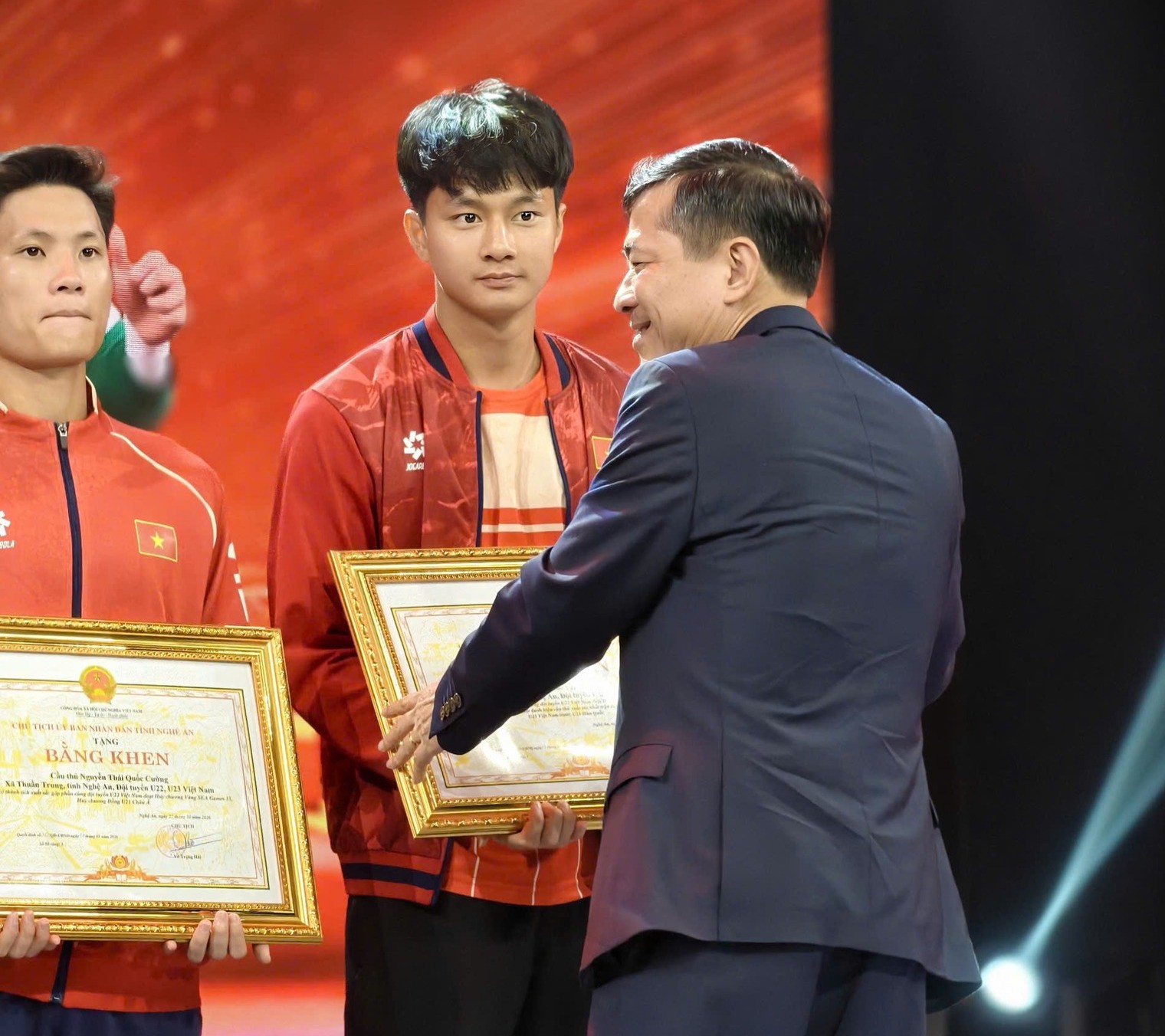 Chủ tịch UBND tỉnh Nghệ An trao bằng khen và phần quà cho các cầu thủ