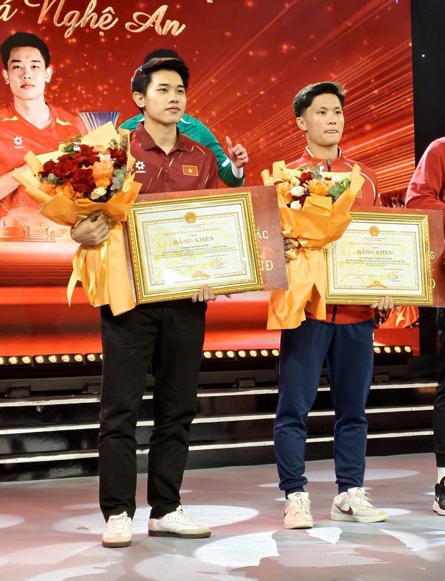 Chủ tịch UBND tỉnh Nghệ An trao bằng khen và phần quà cho các cầu thủ