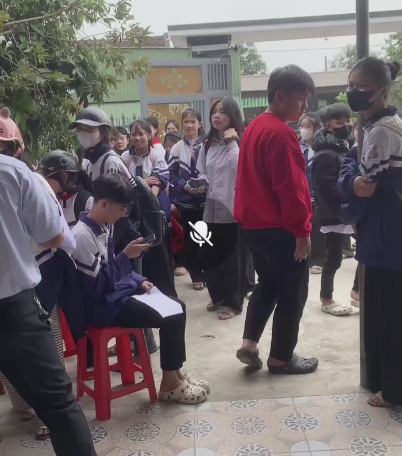 Đầu giờ chiều, bếp đã đỏ lửa chuẩn bị nấu nướng phục vụ cỗ, người dân quê hương cũng tới nhà Đình Bắc rất đông để gặp gỡ nam tiền đạo mang áo số 7