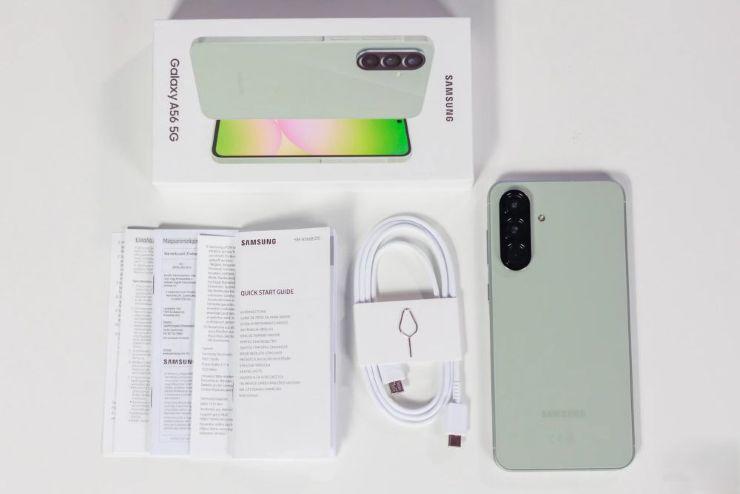 Mở hộp&nbsp;Redmi Note 15 Pro+ (trái) và&nbsp;Samsung Galaxy A56 (phải).