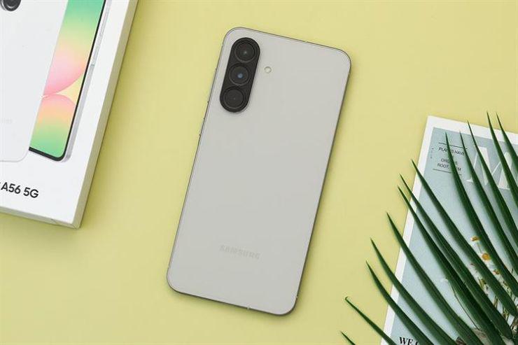 Redmi Note 15 Pro+ (trái)&nbsp;bền bỉ hơn, còn&nbsp;Galaxy A56 (phải)&nbsp;ưa nhìn hơn.