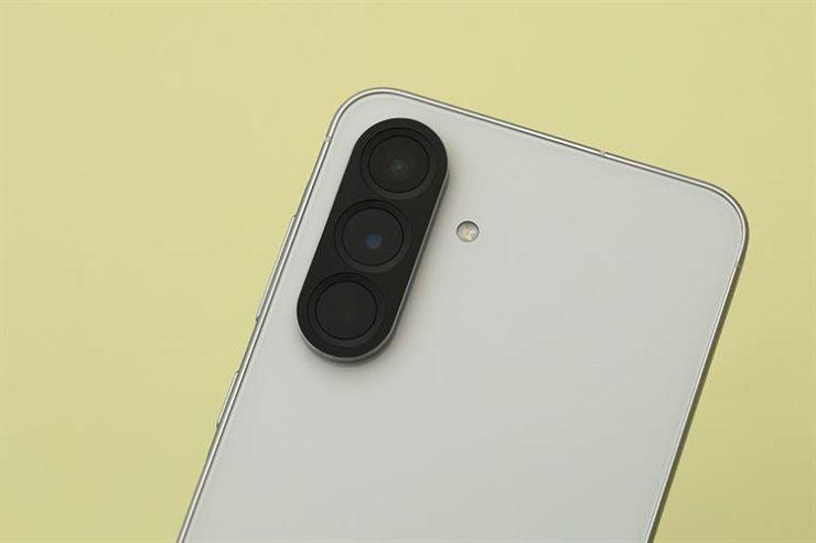 Cụm camera sau trên&nbsp;Redmi Note 15 Pro+ (trái) và&nbsp;Galaxy A56 (phải).