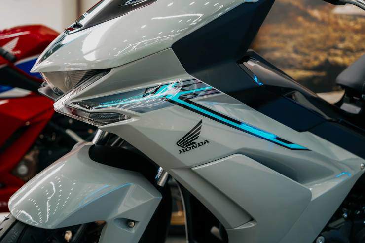 Giá xe côn tay Honda Winner R mới nhất, giảm sốc 13 triệu đồng - 4