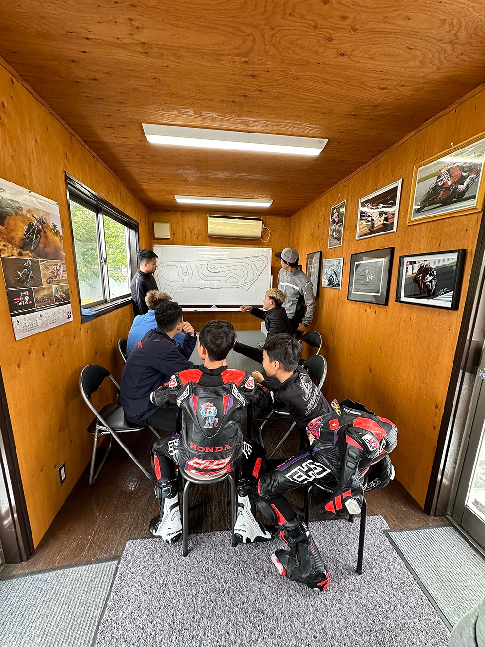 Hoạt động huấn luyện tại các học viện đua xe uy tín ở Thái Lan và Nhật Bản. (Ảnh: HVN)