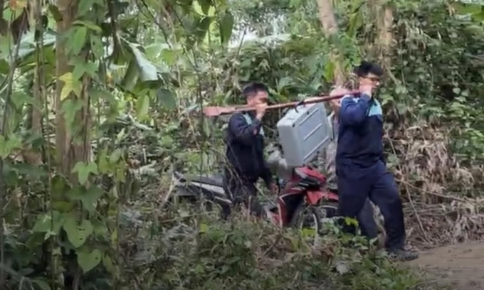 Cán bộ, chiến sĩ đang đưa một số thiết bị của máy bay gặp nạn ra ngoài. Ảnh:&nbsp;Hoàng Huỳnh