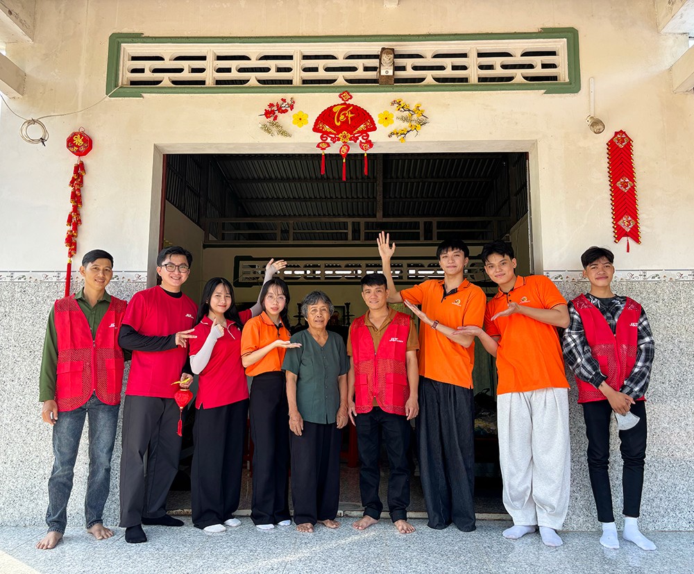 Một cụ cao tuổi vui mừng khi có các tình nguyện viên ghé thăm, ân cần trò chuyện và sẻ chia