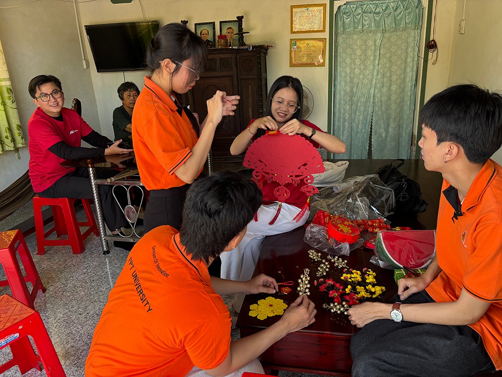 Các tình nguyện viên đang trang hoàng lại nhà cửa cho các cụ cao tuổi