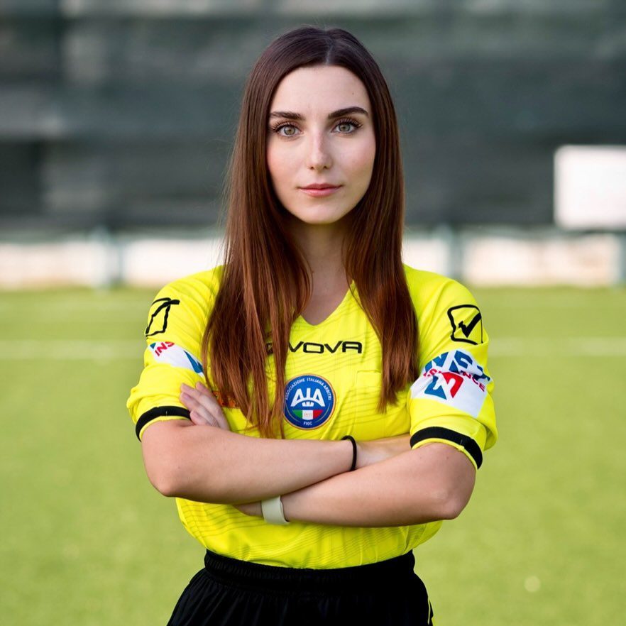 Giuliana Vigile, mỹ nhận theo đuổi sự nghiệp làm&nbsp;trọng tài biên gây sốt tại Italia