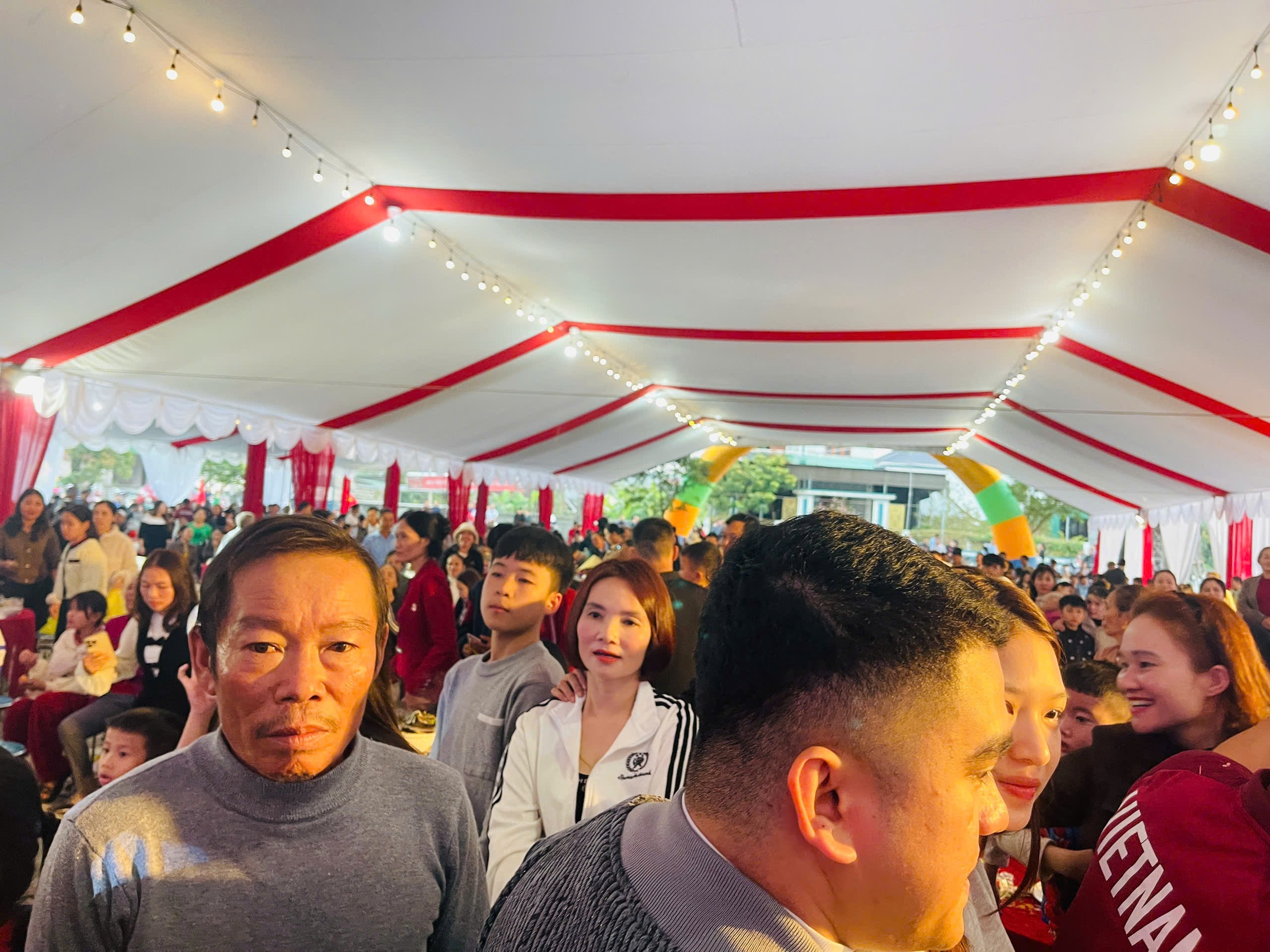 Cỗ bàn gồm 12 món, với&nbsp;nhiều đặc sản xứ Nghệ mời khách thưởng thức