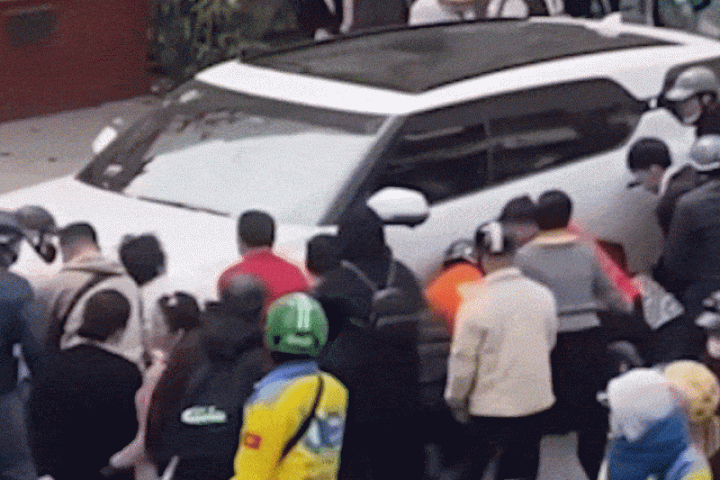 Gần 20 người nâng ôtô cứu nạn nhân kẹt dưới gầm