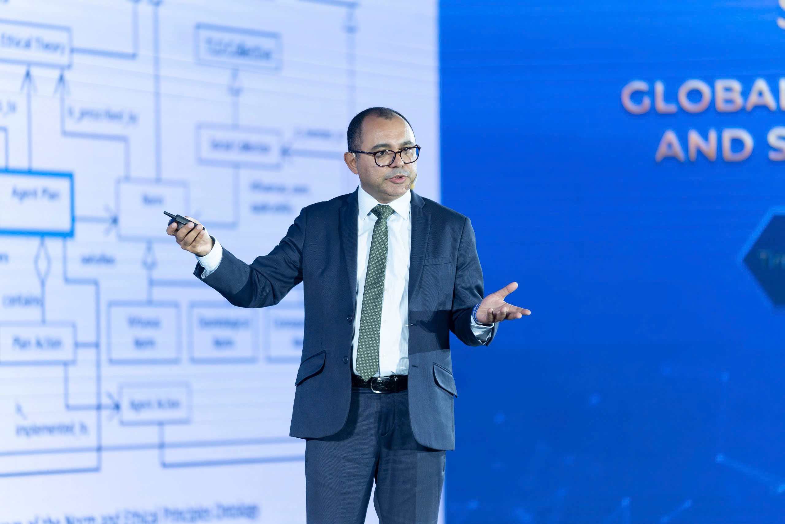 GS. Edson Prestes chia sẻ về xây dựng các hệ thống AI có đạo đức và trách nhiệm tại tọa đàm “AI vì nhân loại: Đạo đức và an toàn AI trong kỷ nguyên mới”, trong khuôn khổ Tuần lễ Khoa học Công nghệ VinFuture 2025.