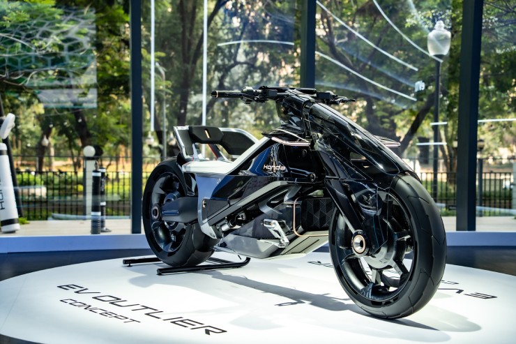 Honda EV Outlier là bản concept xe điện thể hiện tầm nhìn phi truyền thống của nhà sản xuất xe máy Honda. Mẫu concept xe này đã được trình diện tại Nhật Bản, và mới đây nhất là ở Thái Lan.&nbsp;

