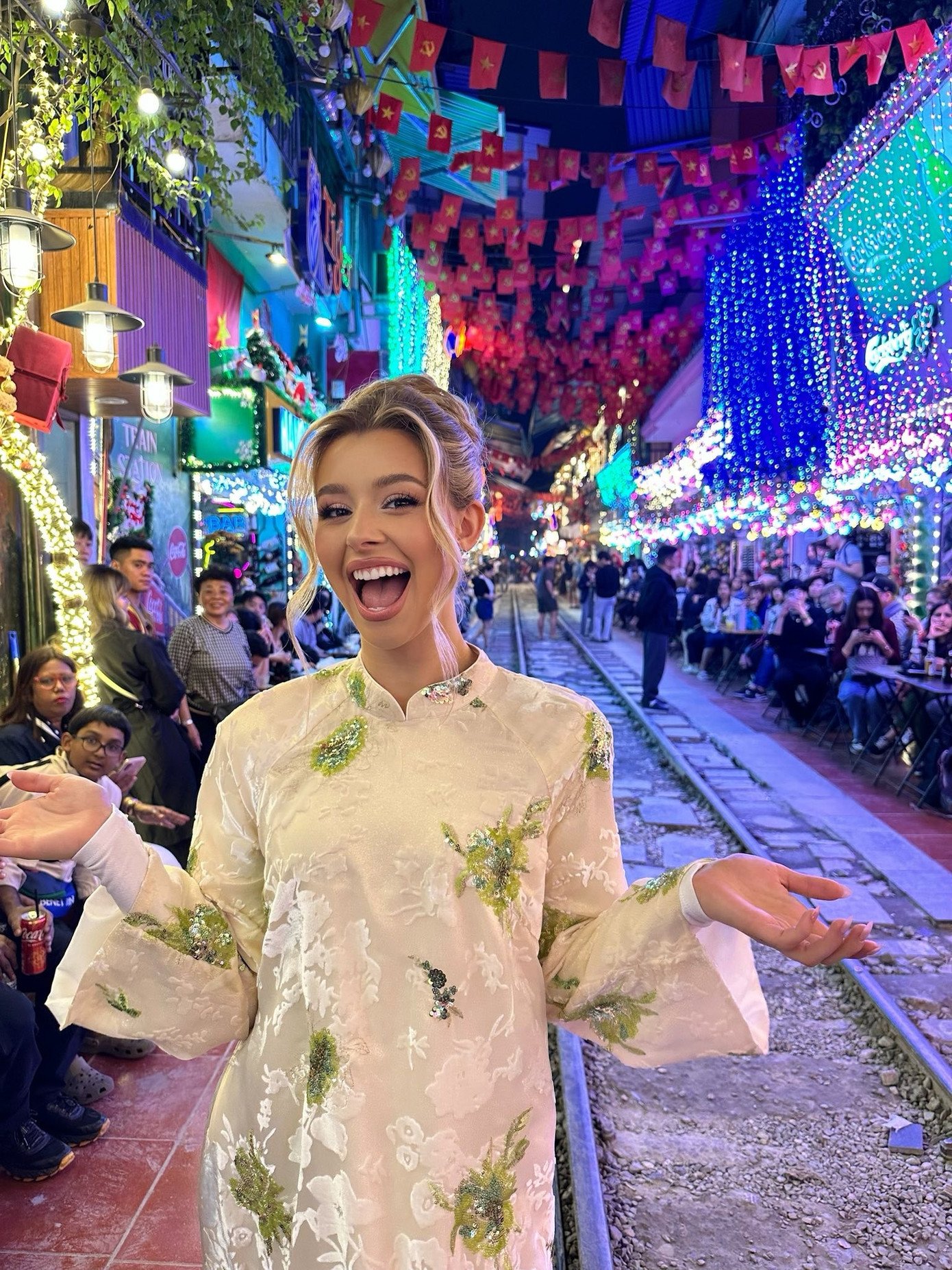 Ngắm Miss Cosmo 2025 Yolina "Ngọc Na" xinh đẹp trong tà áo dài truyền thống - 13