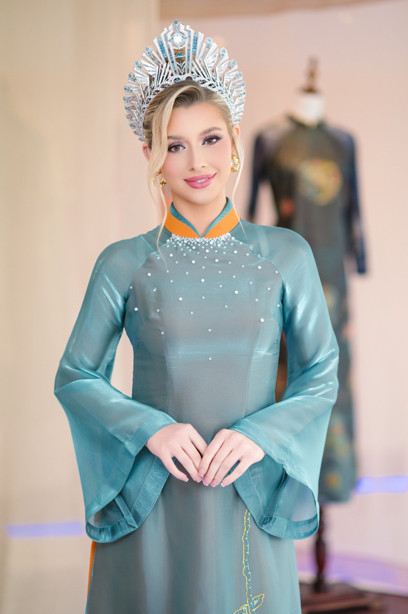 Ngắm Miss Cosmo 2025 Yolina "Ngọc Na" xinh đẹp trong tà áo dài truyền thống - 14