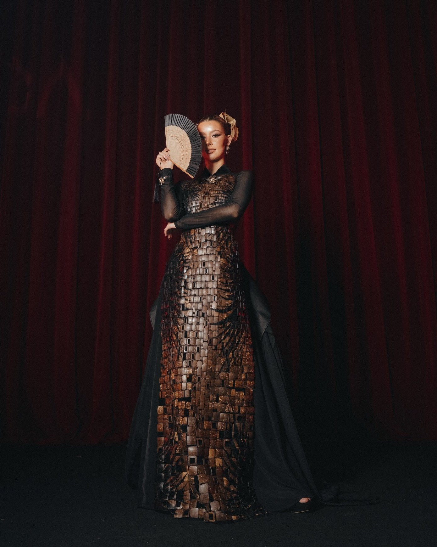 Ngắm Miss Cosmo 2025 Yolina "Ngọc Na" xinh đẹp trong tà áo dài truyền thống - 3