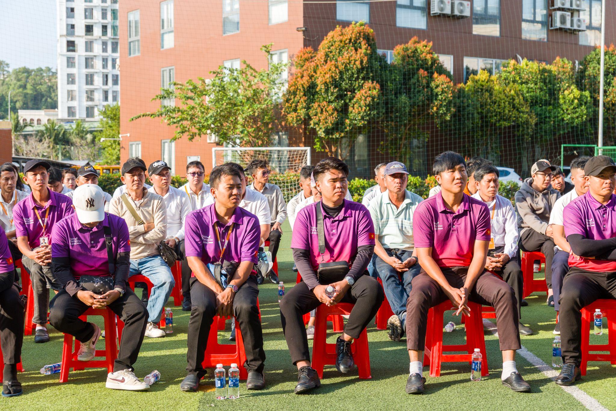 Từ sáng sớm, hàng trăm tài xế đang trực tiếp phục vụ cư dân và du khách tại Thị trấn Hoàng Hôn đã có mặt tham gia Chương trình Đào tạo Tài xế.