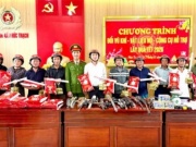 Mang súng đến trụ sở Công an xã đổi... bánh chưng