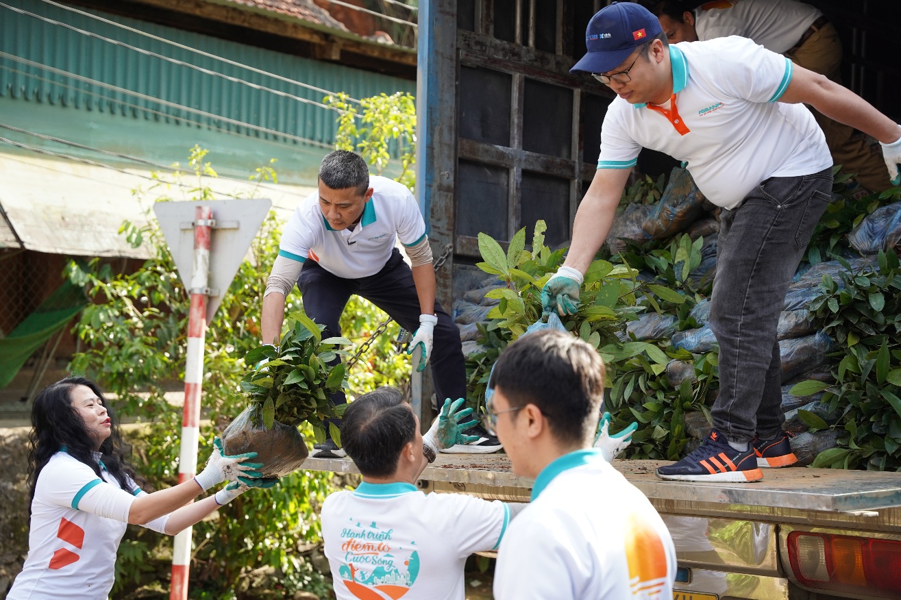 ABBANK trao tặng 100.000 cây quế cho người dân xã Thông Thụ, tỉnh Nghệ An - 2