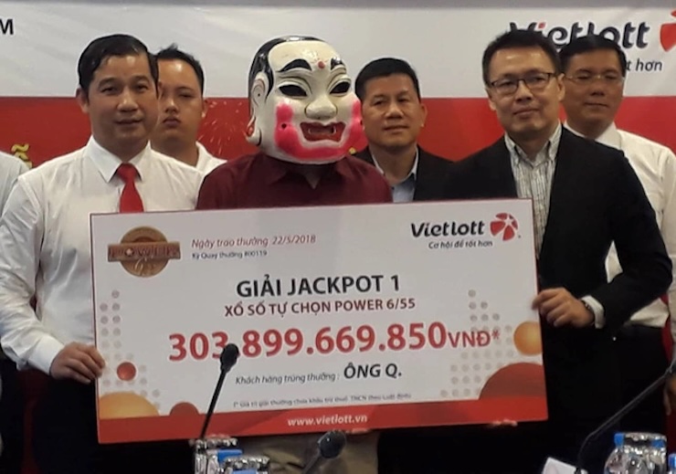 Ông Q. (đeo mặt nạ) là người sở hữu Jackpot 1 đầu tiên tại Việt Nam.