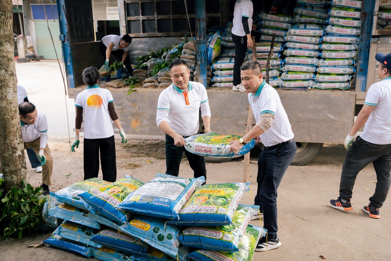 Cùng với cây giống, ABBANK trao tặng 10.000 kg phân bón nhằm hỗ trợ người dân trong giai đoạn đầu chăm sóc cây trồng