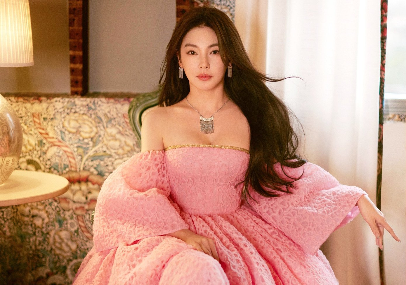 Trương Vũ Kỳ được Châu Tinh Trì nâng đỡ. Cô dựa vào danh xưng "bản sao Song Hye Kyo" để nổi danh.