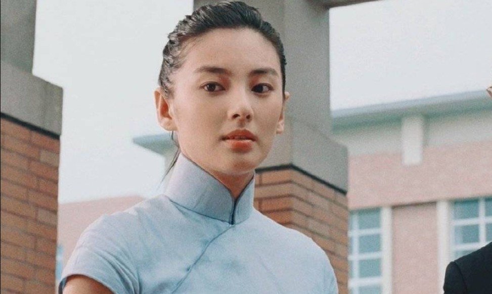 Trương Vũ Kỳ được Châu Tinh Trì nâng đỡ. Cô dựa vào danh xưng "bản sao Song Hye Kyo" để nổi danh.