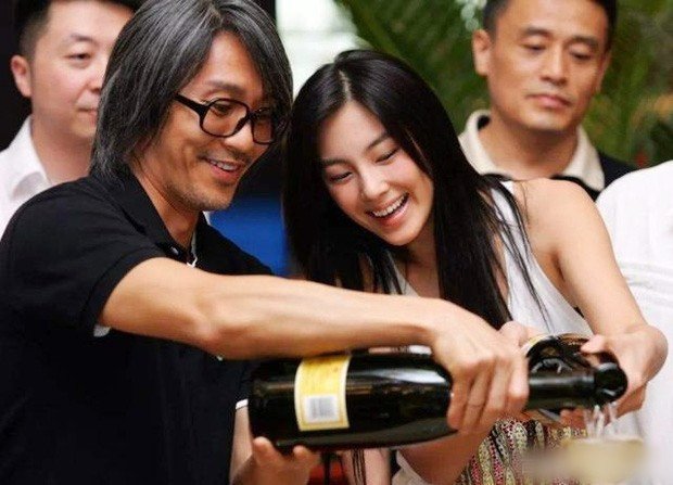 Trương Vũ Kỳ được Châu Tinh Trì nâng đỡ. Cô dựa vào danh xưng "bản sao Song Hye Kyo" để nổi danh.