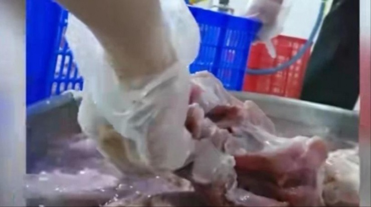 Hình ảnh thịt được sơ chế trong phóng sự đăng tải trên báo chí. Ảnh chụp màn hình.
