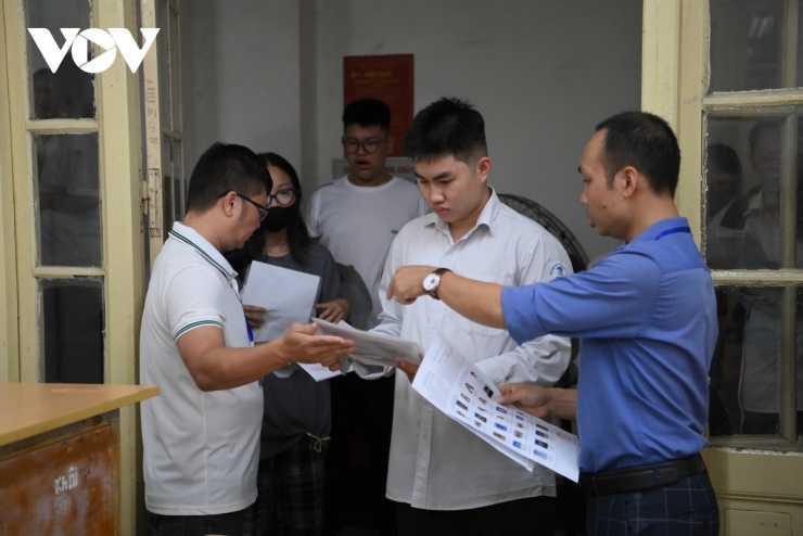 Các trường dùng học bạ để xét tuyển, nhưng thí sinh bắt buộc phải đạt ngưỡng tối thiểu về điểm thi tốt nghiệp&nbsp;