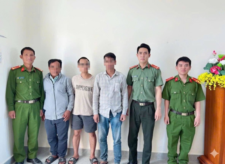 2 công dân A.C và A.N (đứng giữa) được cơ quan Công an bàn giao cho gia đình.