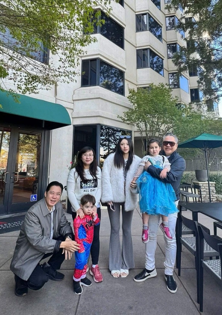 Thanh Thảo bên gia đình.