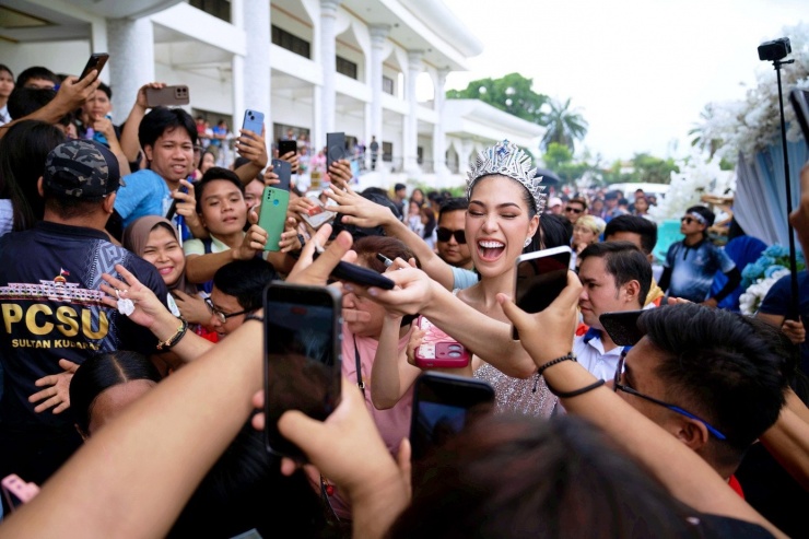 Biển người chào đón người đẹp Philippines - 2