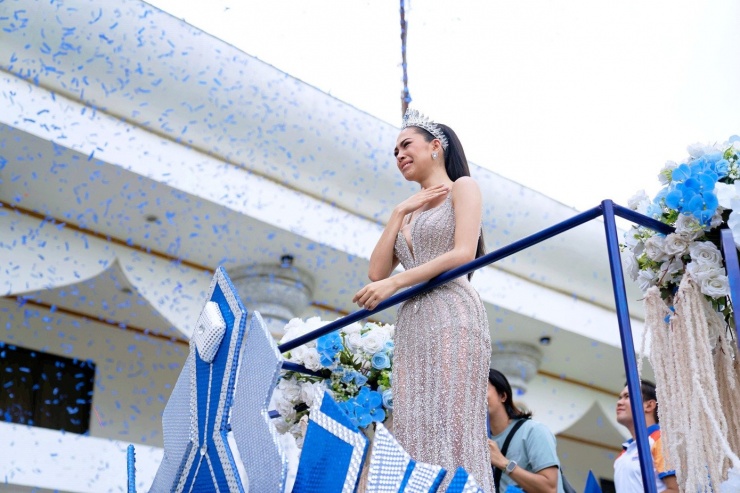 Chelsea Fernandez nhiều lần xúc động bật khóc khi nhận được tình cảm yêu mến của khán giả. Ngay từ đầu cuộc thi Miss Cosmo 2025, cô được đánh giá là thí sinh nổi bật, có khả năng giành thành tích cao. Nhiều người thể hiện sự tiếc nuối khi Chelsea Fernandez không thể đăng quang.