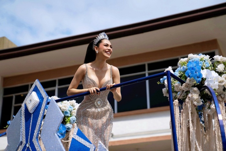 Người đẹp Philippines có thành tích thi sắc đẹp nổi bật. Từ năm 2019, cô đã tham gia Miss Philippines Earth, giành danh hiệu Miss Philippines Water. Năm 2022, cô đăng quang Binibining Pilipinas Globe, đại diện quốc gia dự The Miss Globe 2022, lọt vào top 15 chung cuộc. Năm 2025, sau khi vào top 6 Hoa hậu Hoàn vũ Philippines, Chelsea Fernandez được bổ nhiệm trở thành Miss Cosmo Philippines và đại diện quốc gia ở sân chơi quốc tế.