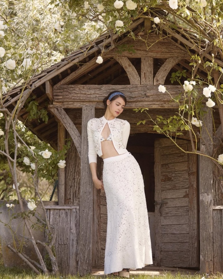 Cô làm mẫu quảng cáo từ năm 13 tuổi trước khi lấn sang mảng diễn xuất.