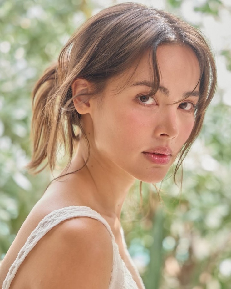 Urassaya (nghệ danh: Yaya Urassaya), 33 tuổi, là nghệ sĩ Thái đầu tiên được lên bìa tạp chí Vogue, thường được các nhà mốt danh tiếng mời dự show thời trang.