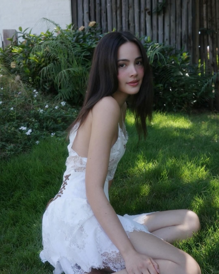 Urassaya tạo thiện cảm bằng khuôn mặt thanh tú, hài hòa, nụ cười tươi tắn.