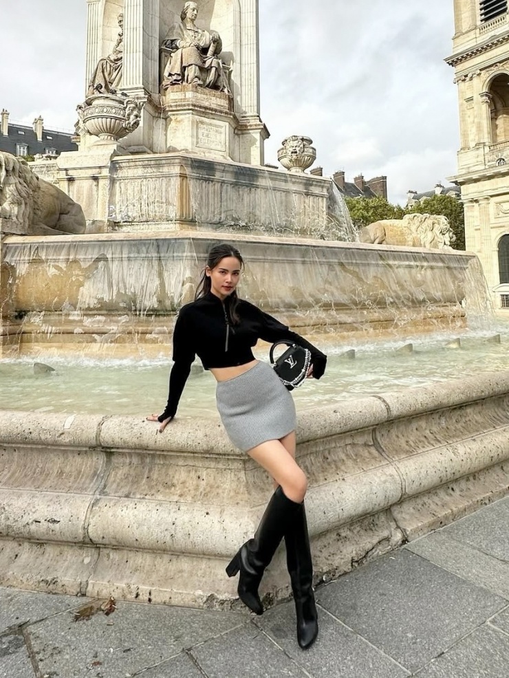 Người đẹp tôn dáng nhờ crop top, váy mini và bốt cao tới gối.