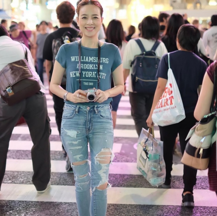 Hưởng ứng xu hướng nhìn lại năm 2016, Madam Pang cũng chia sẻ loạt ảnh chụp lúc 50 tuổi. Ở tuổi ngũ tuần, doanh nhân người Thái có gu thời trang năng động, gương mặt trẻ trung, ít dấu hiệu tuổi tác.