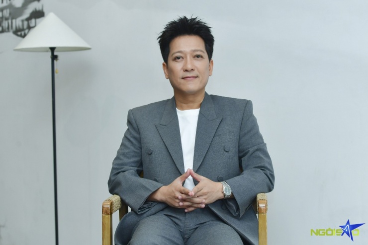 Xuất hiện tại buổi phỏng vấn cùng Ngôi Sao, nghệ sĩ Trường Giang chọn phong cách lịch lãm với bộ suit may đo tỉ mỉ, pha trộn nét trẻ trung từ áo thun trắng.